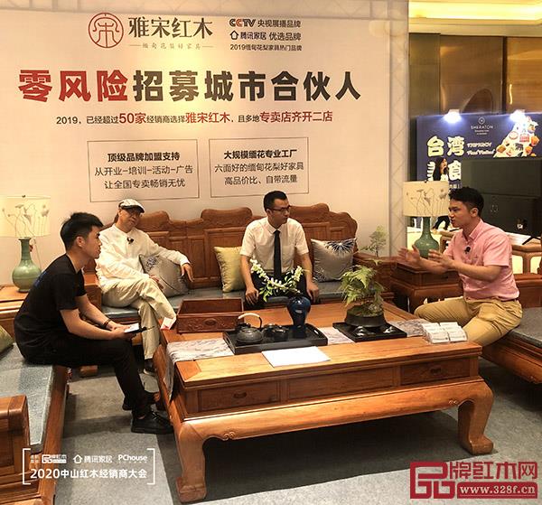 全聯(lián)藝術(shù)紅木家具專業(yè)委員會(huì)執(zhí)行會(huì)長(zhǎng)、紅木資深媒體人、騰訊家居紅木、品牌紅木總編林偉華（右）在直播中講述雅宋紅木的品牌優(yōu)勢(shì)