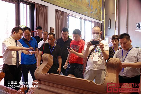 經(jīng)銷商們走進(jìn)雅宋紅木展廳，零距離感受雅宋紅木“六面好”的精品工藝